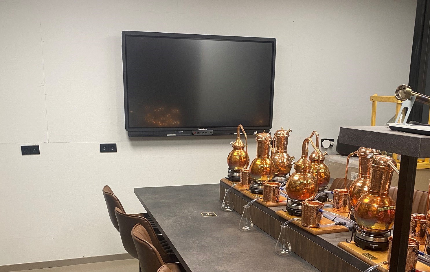 Vergaderen in een ambachtelijke distilleerderij