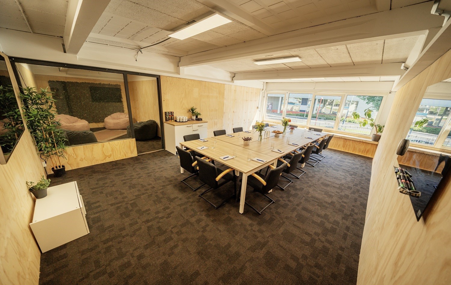 Vergaderen in combinatie met drift karten, bijl werpen of een escape room