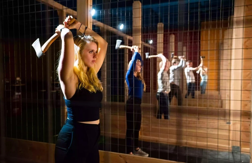 Vergaderen in combinatie met drift karten, bijl werpen of een escape room