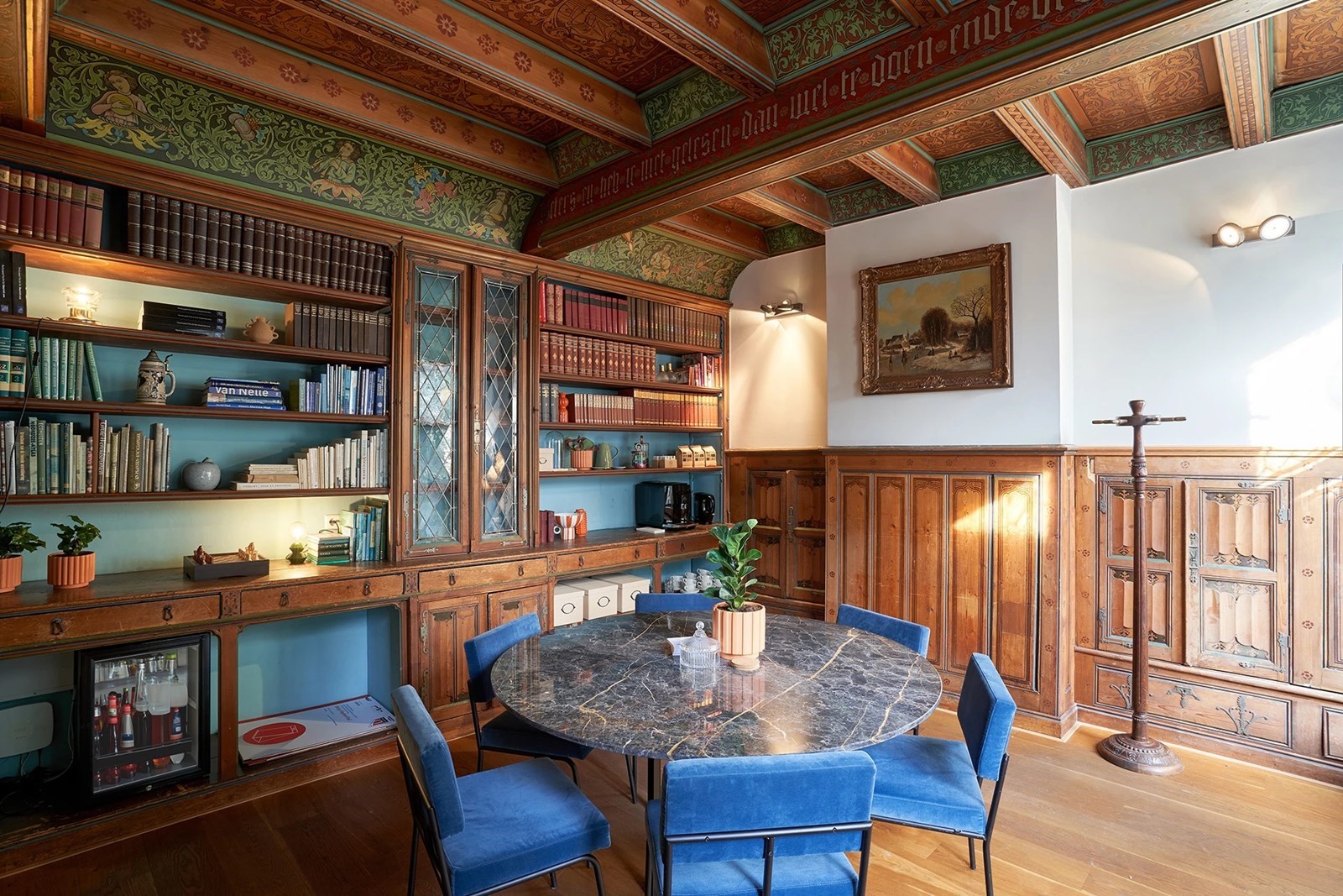 Vergaderen in een monumentale bibliotheek met uitzicht op de Domtoren