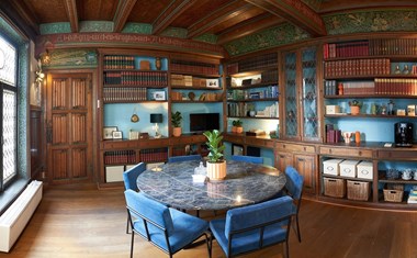 Vergaderen in een monumentale bibliotheek met uitzicht op de Domtoren Vergaderen in een monumentale bibliotheek met uitzicht op de Domtoren