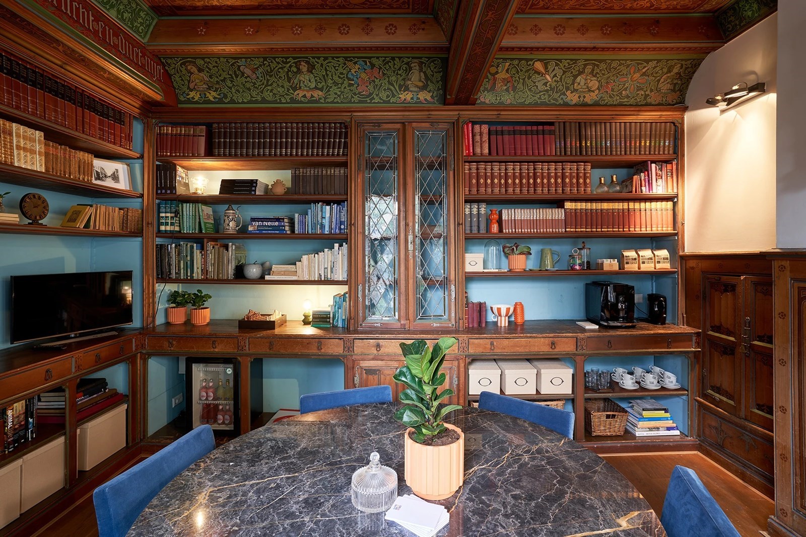 Vergaderen in een monumentale bibliotheek met uitzicht op de Domtoren