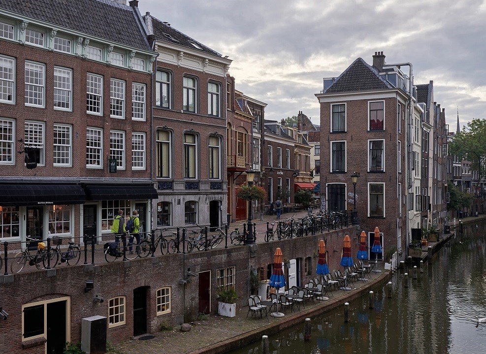 Vergaderen in een monumentale bibliotheek met uitzicht op de Domtoren