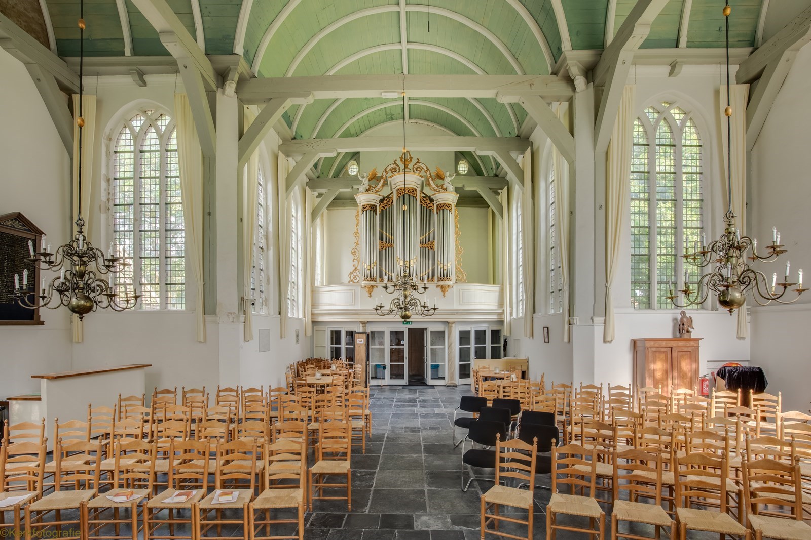 Vergaderen in de Kerk van Stompetoren