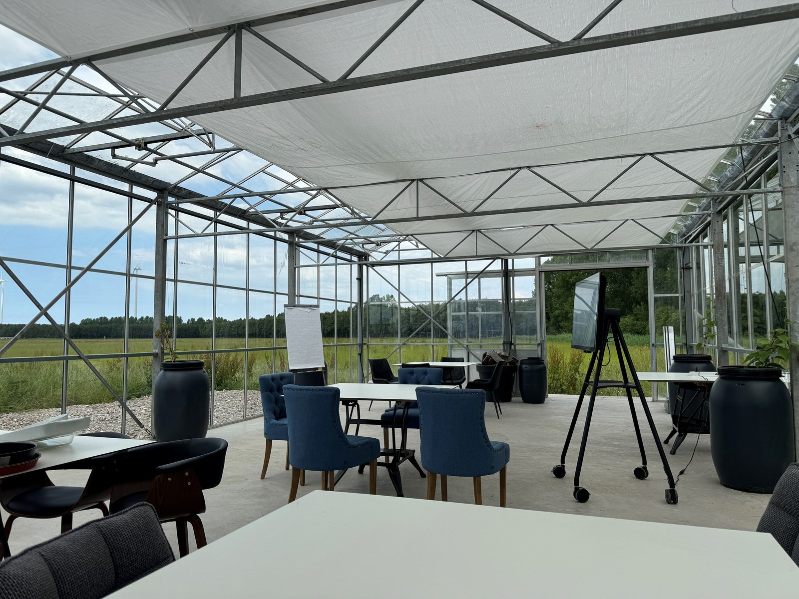 Vergaderen in een Kas in een verwilderde tuin