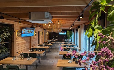 Vergaderen in een cultuurhistorische boerderij met panoramisch uitzicht over de Maas Vergaderen in een cultuurhistorische boerderij met panoramisch uitzicht over de Maas