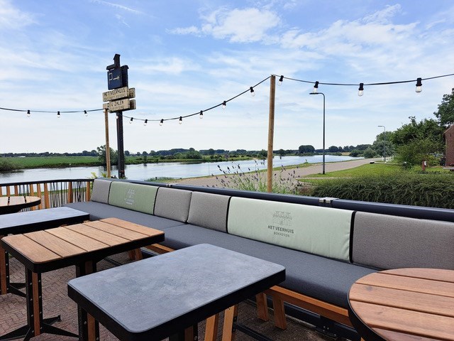 Vergaderen in een cultuurhistorische boerderij met panoramisch uitzicht over de Maas