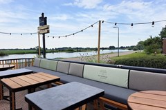 Vergaderen in een cultuurhistorische boerderij met panoramisch uitzicht over de Maas Vergaderen in een cultuurhistorische boerderij met panoramisch uitzicht over de Maas