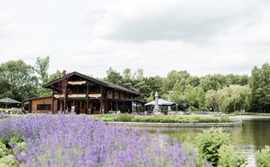 Vergaderen in een houten gebouw met een fantastisch uitzicht over de plas Vergaderen in een houten gebouw met een fantastisch uitzicht over de plas