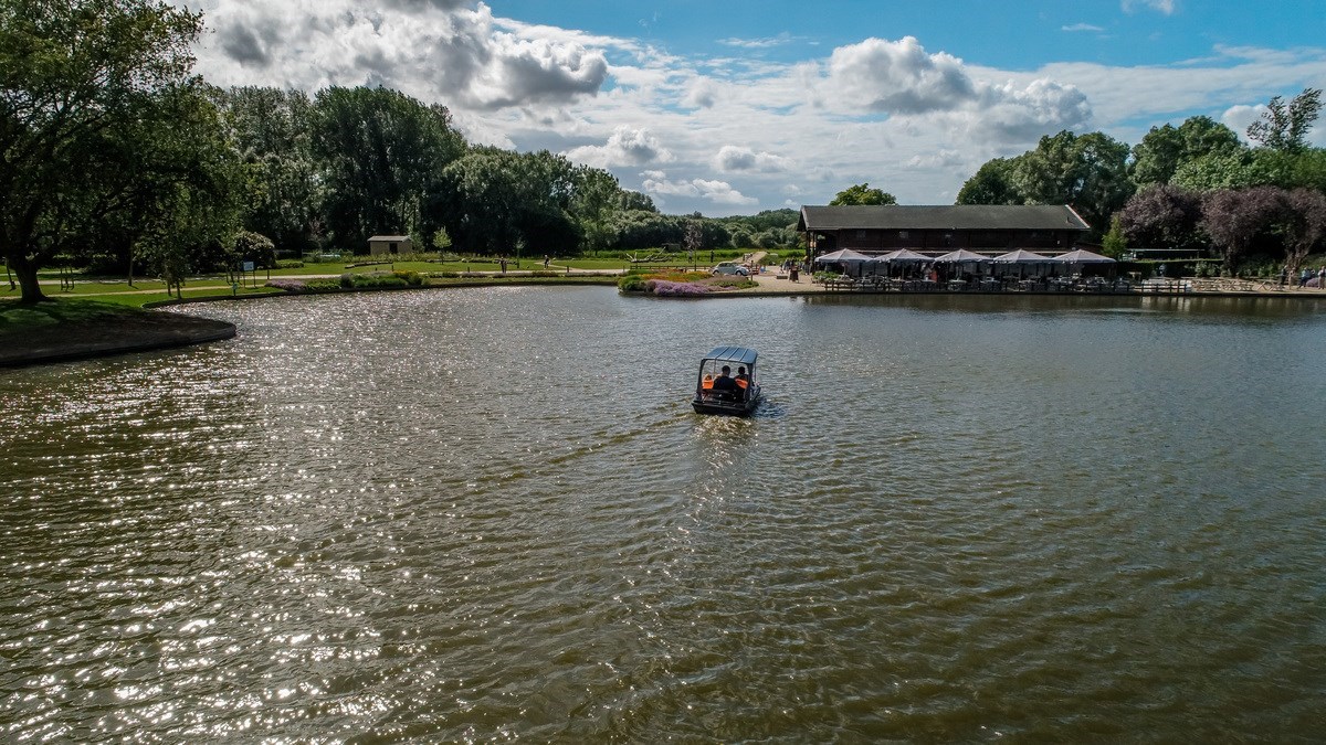 Vergaderen in een houten gebouw met een fantastisch uitzicht over de plas