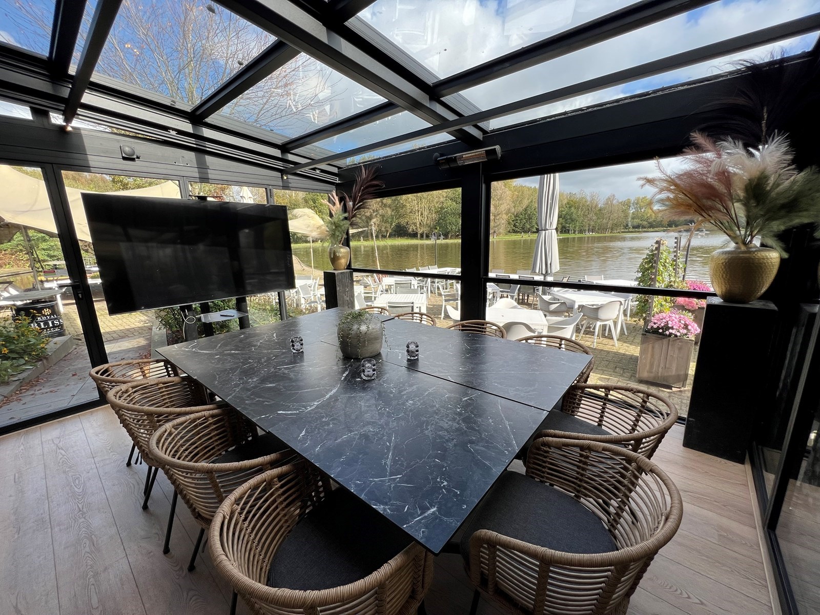 Vergaderen in een houten gebouw met een fantastisch uitzicht over de plas