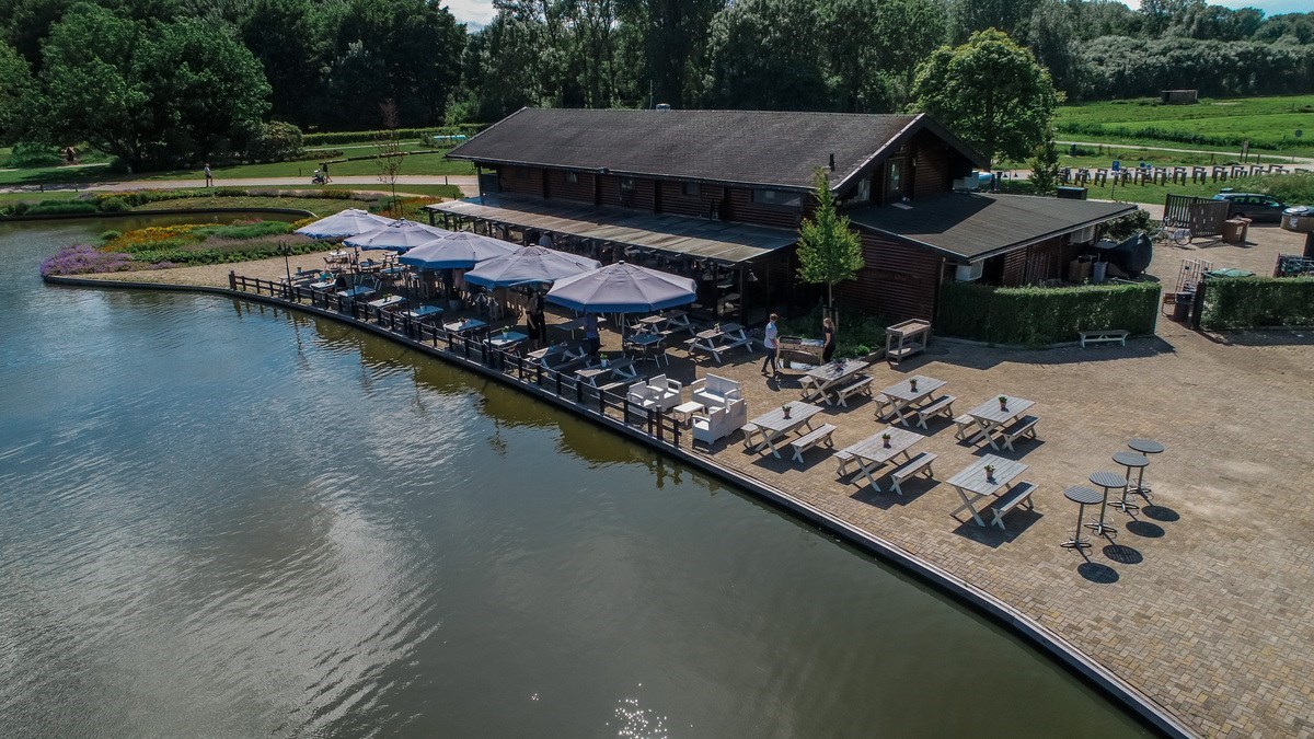 Vergaderen in een houten gebouw met een fantastisch uitzicht over de plas