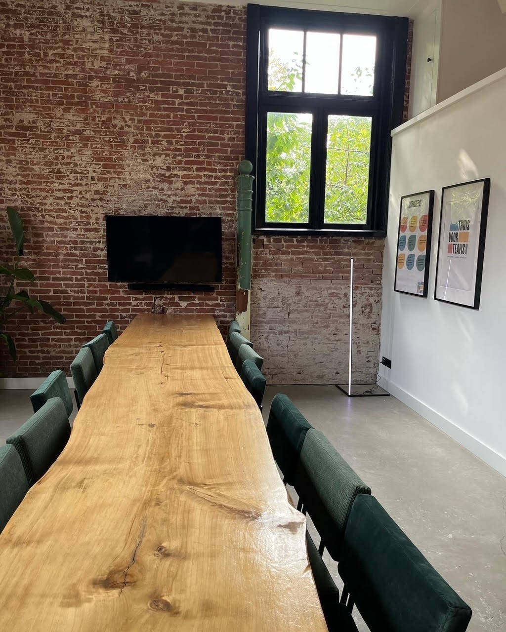 Vergaderen aan de grootste ommuurde binnentuin in het centrum van Utrecht