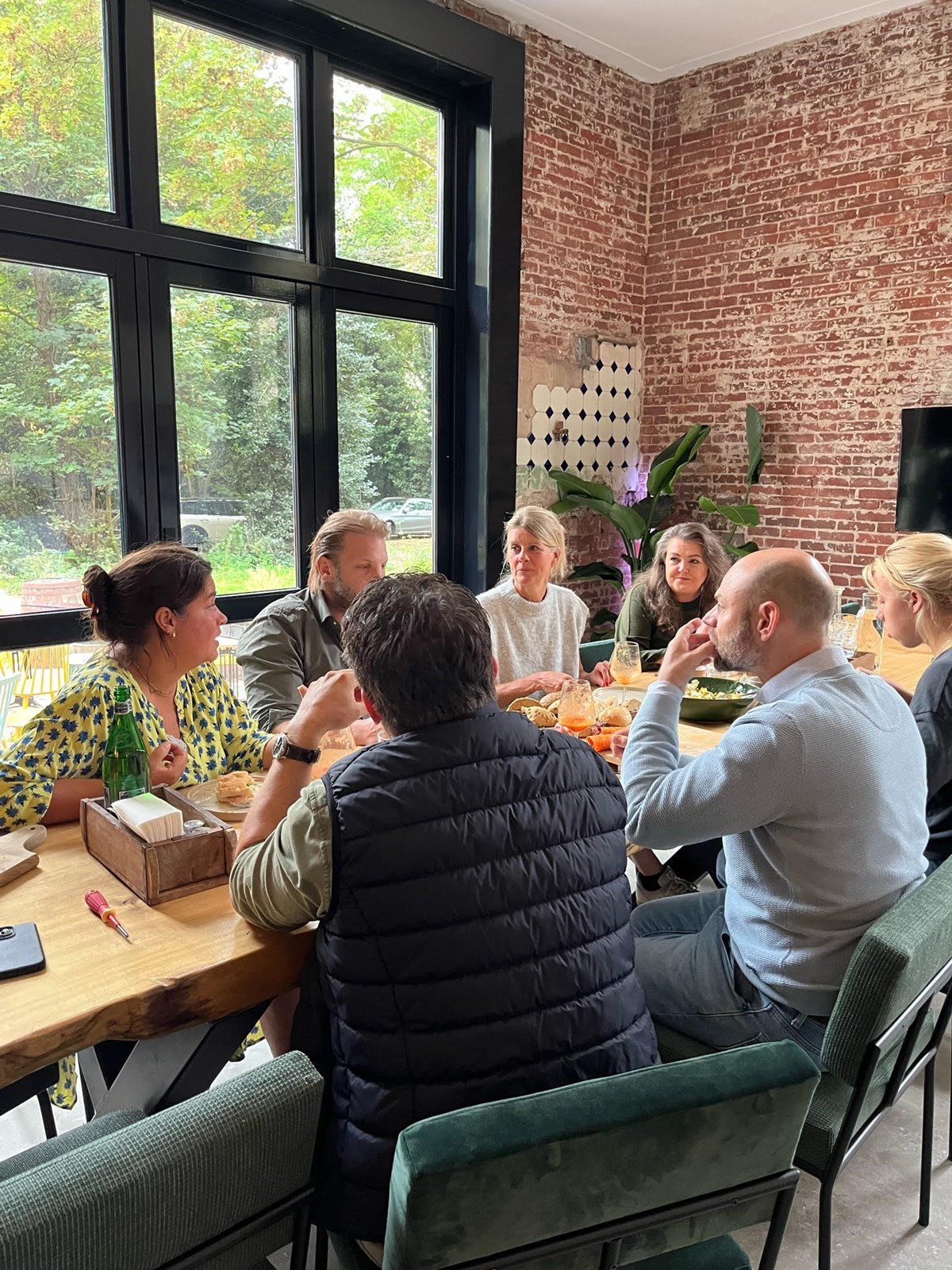 Vergaderen aan de grootste ommuurde binnentuin in het centrum van Utrecht