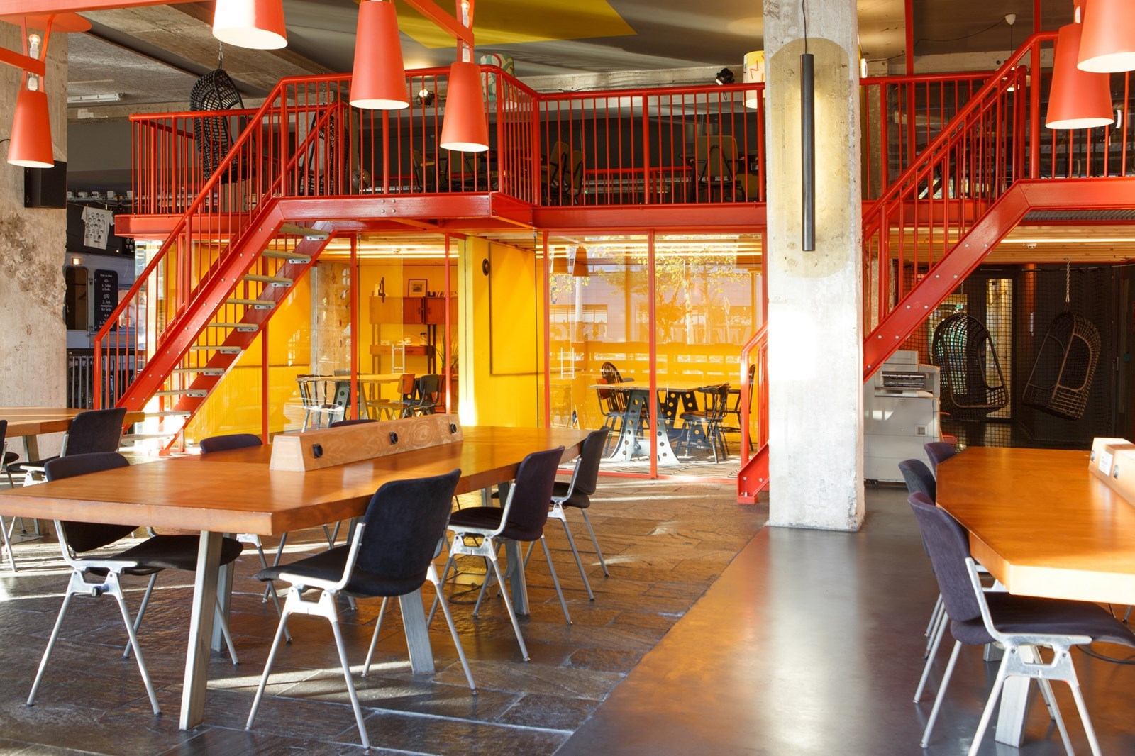 Origineel vergaderen in het Volkshotel in Amsterdam