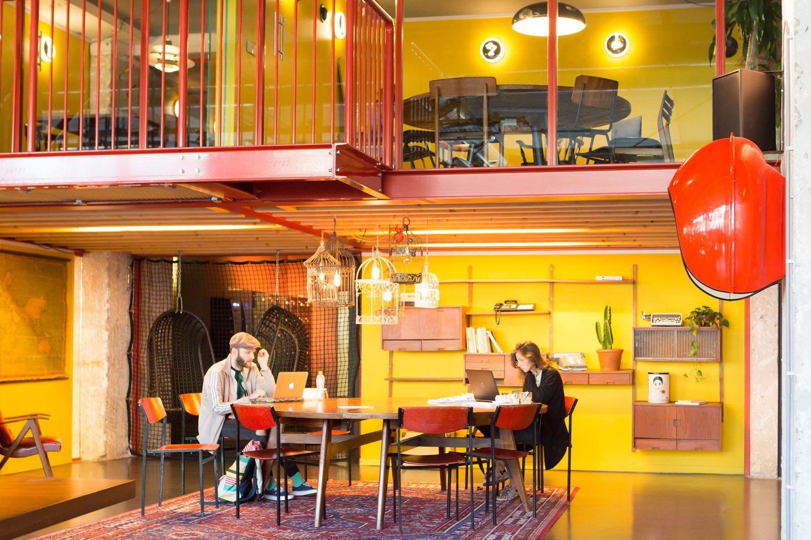 Origineel vergaderen in het Volkshotel in Amsterdam