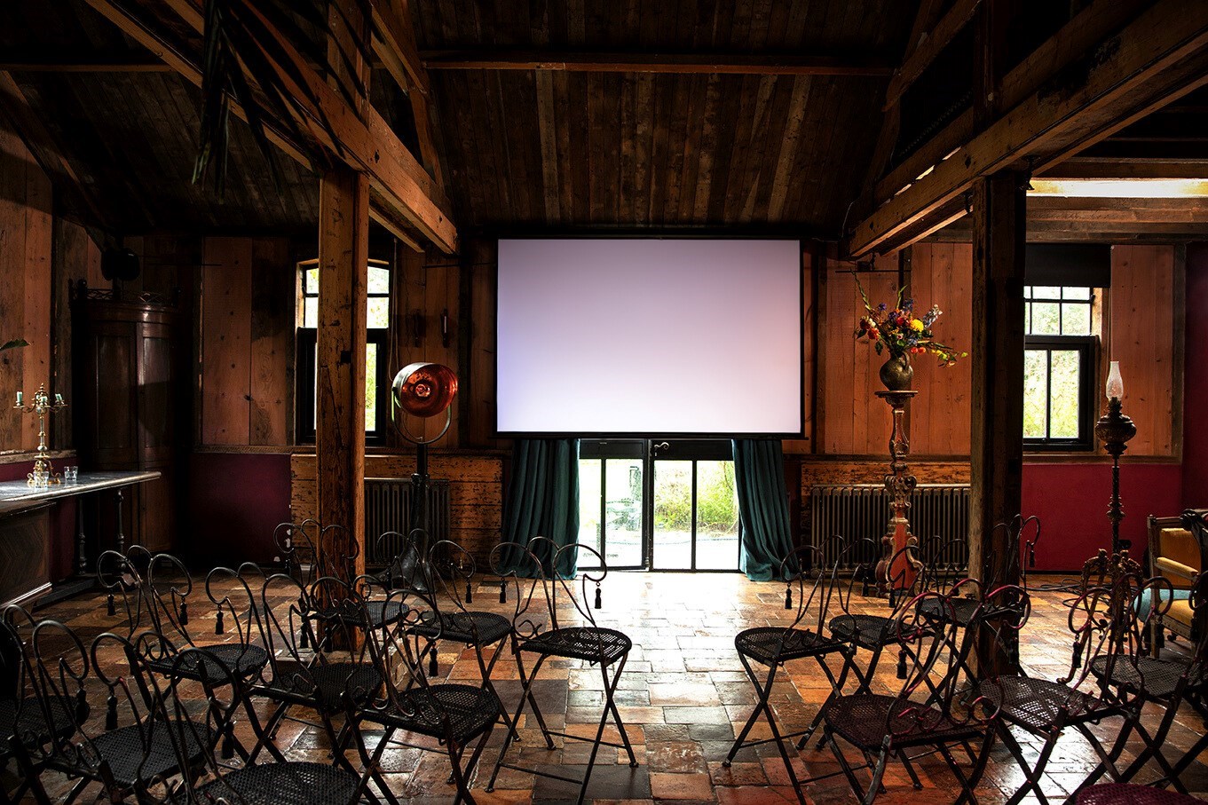 Unieke vergaderervaring in een stijlvolle ruimte met uitzicht op een rustgevende privé-tuin