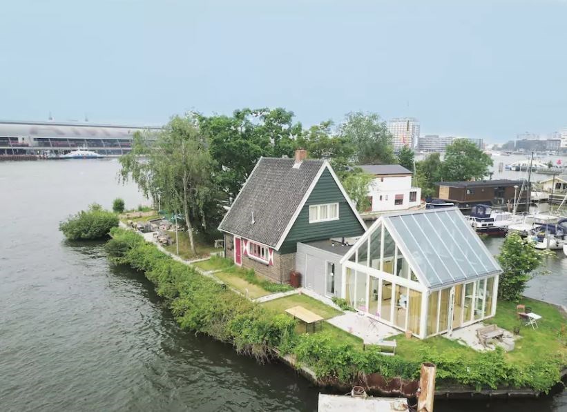 Glazen serre aan het IJ in Amsterdam