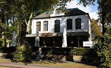 Vergaderen in het voormalige omroepencafé Vergaderen in het voormalige omroepencafé