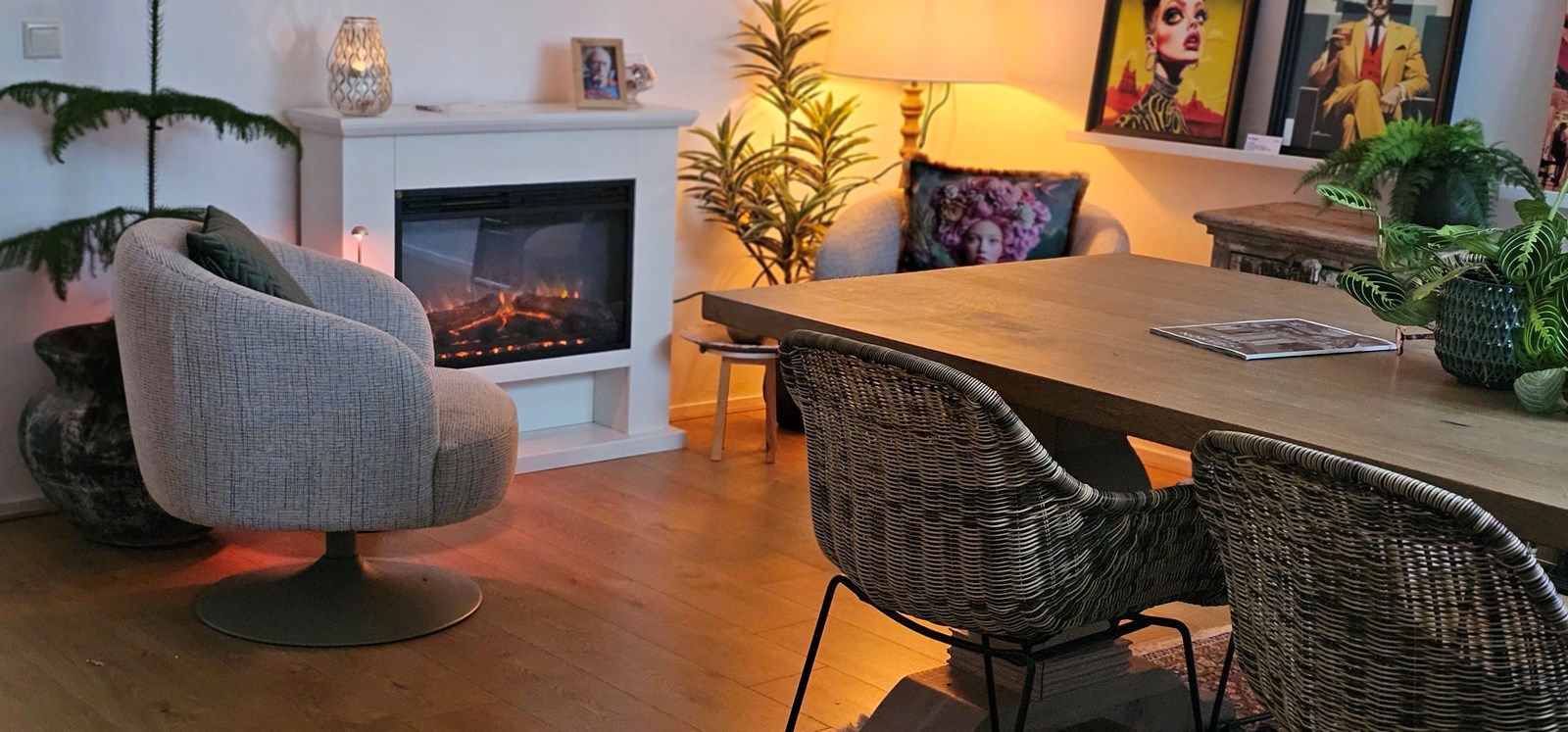 Vergaderen tussen de werken van lokale kunstenaars in De Pijp in Amsterdam