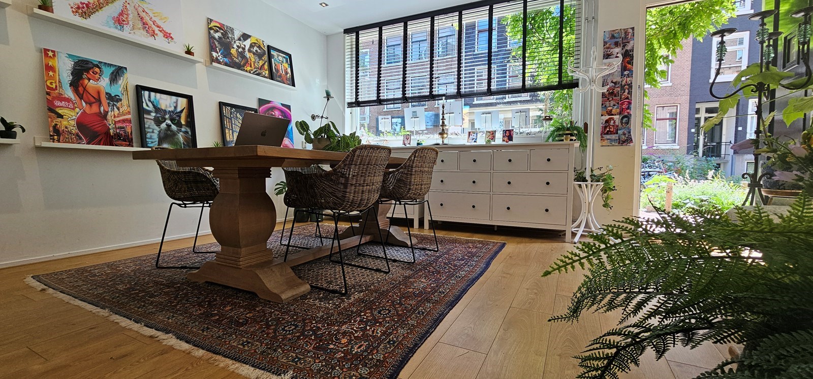 Vergaderen tussen de werken van lokale kunstenaars in De Pijp in Amsterdam