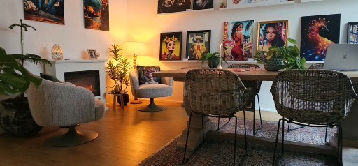 Vergaderen tussen de werken van lokale kunstenaars in De Pijp in Amsterdam