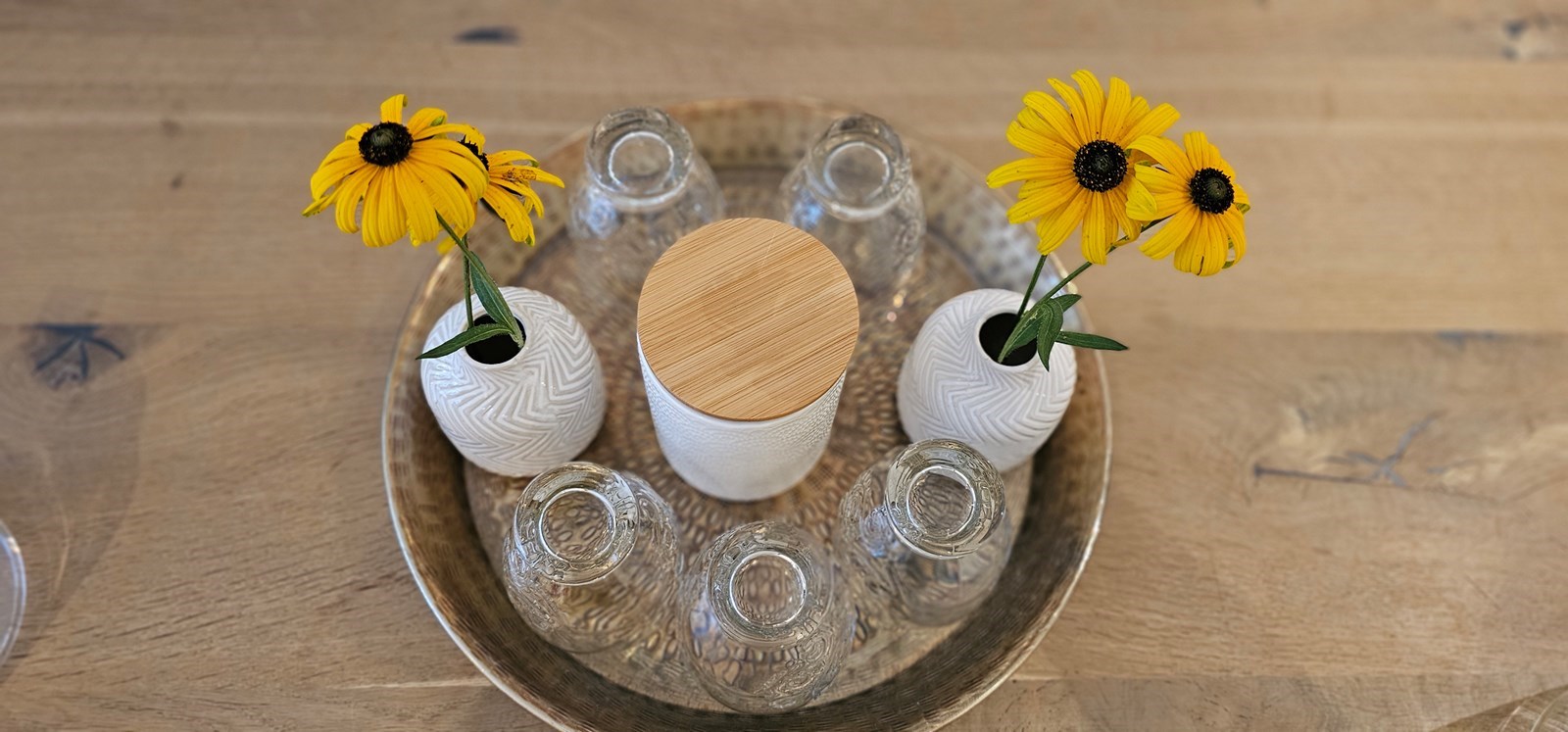 Vergaderen tussen de werken van lokale kunstenaars in De Pijp in Amsterdam