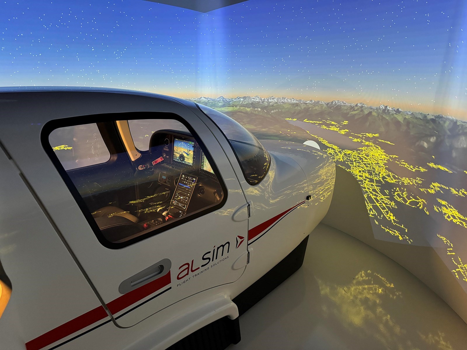 Vergaderen in een luxe hangaar met vliegsimulator