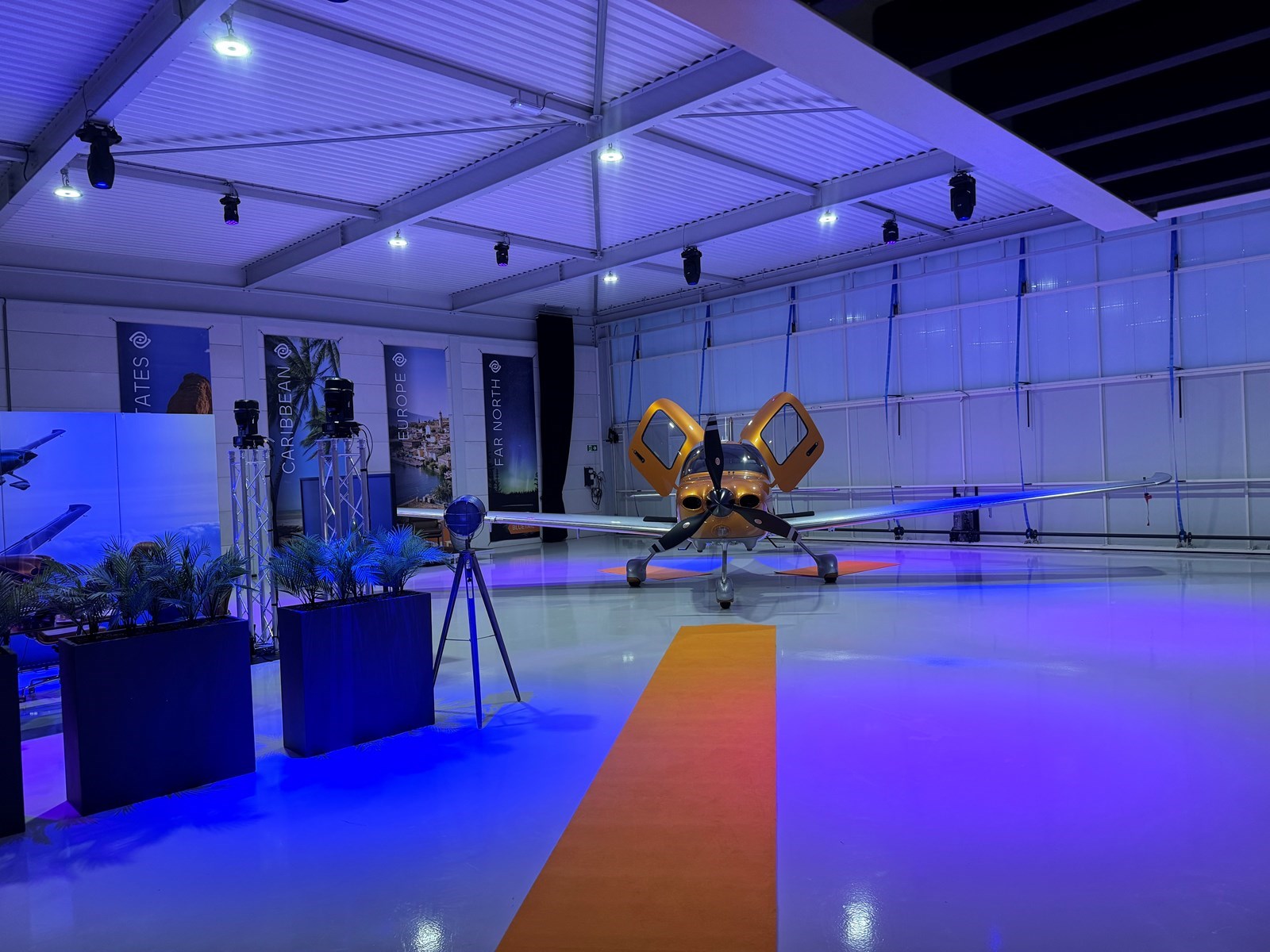 Vergaderen in een luxe hangaar met vliegsimulator