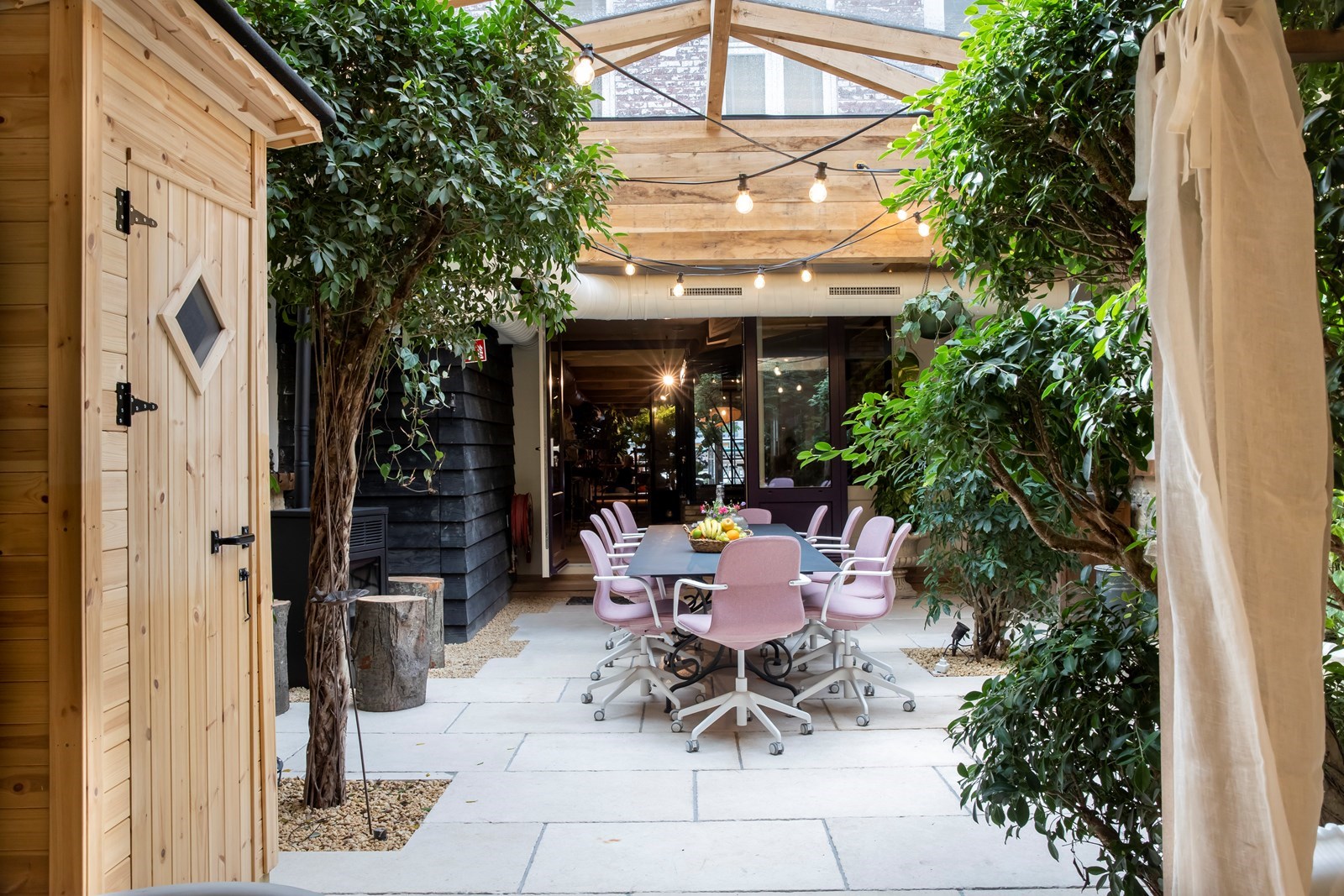 Origineel vergaderen in een karakteristiek roze verandahuis in het centrum van Rotterdam