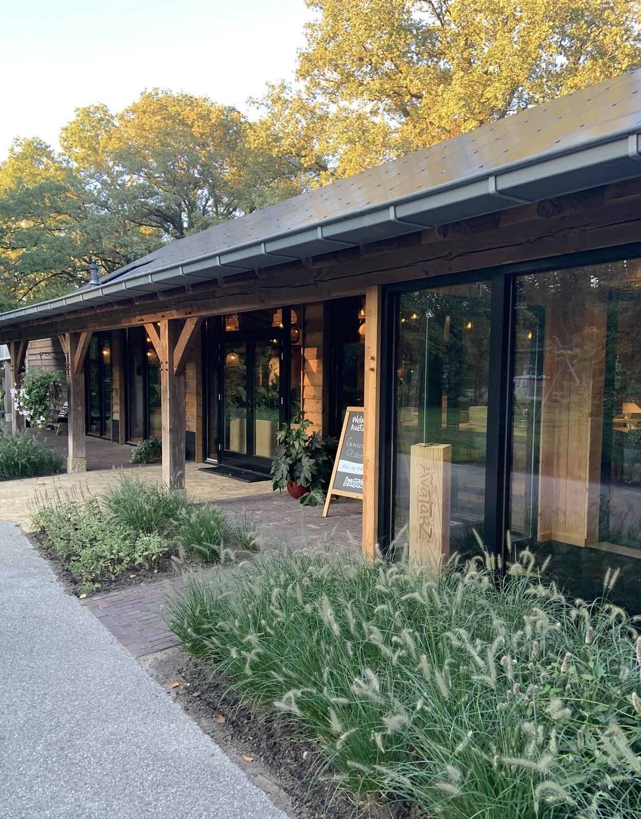 Origineel vergaderen in een groene vergaderlounge