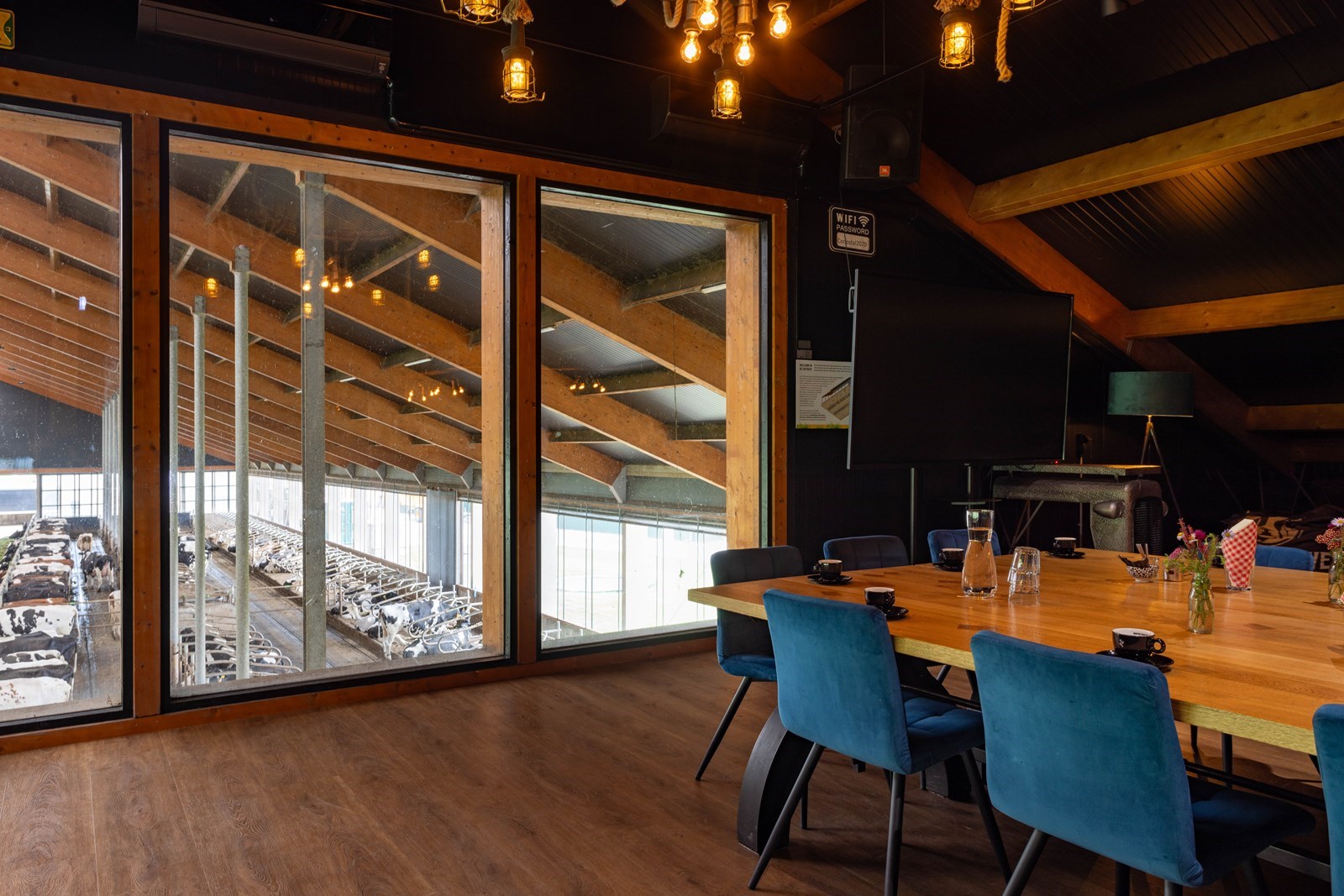 Origineel vergaderen in een luxe skybox met prachtig uitzicht over de koeien