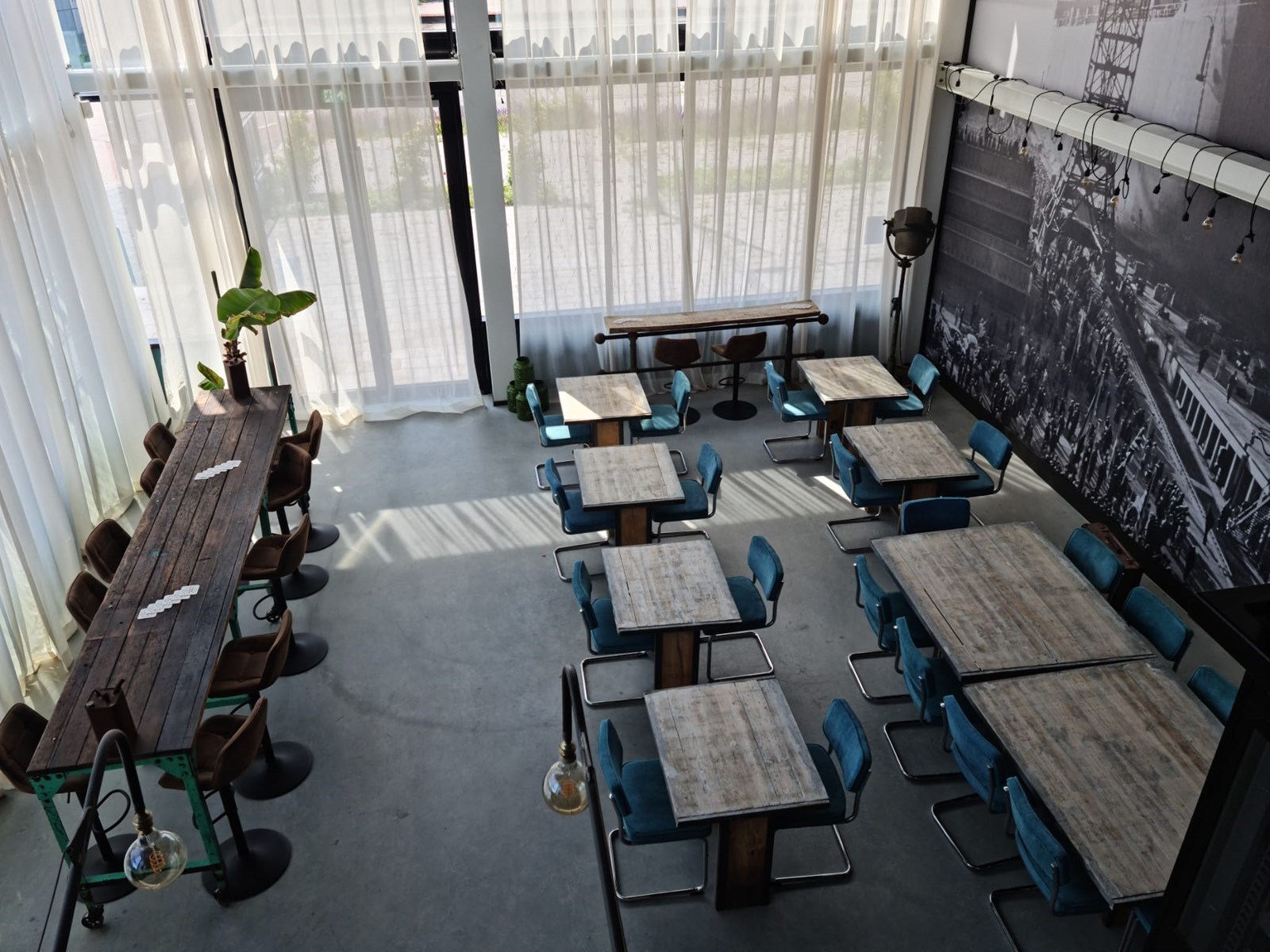 Origineel vergaderen op het NDSM-terrein in Amsterdam met uitzicht op het dok