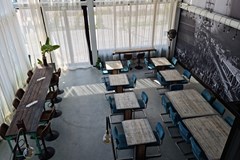 Origineel vergaderen op het NDSM-terrein in Amsterdam met uitzicht op het dok Origineel vergaderen op het NDSM-terrein in Amsterdam met uitzicht op het dok