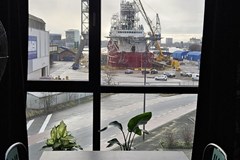 Origineel vergaderen op het NDSM-terrein in Amsterdam met uitzicht op het dok Origineel vergaderen op het NDSM-terrein in Amsterdam met uitzicht op het dok