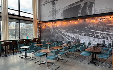 Origineel vergaderen op het NDSM-terrein in Amsterdam met uitzicht op het dok Origineel vergaderen op het NDSM-terrein in Amsterdam met uitzicht op het dok