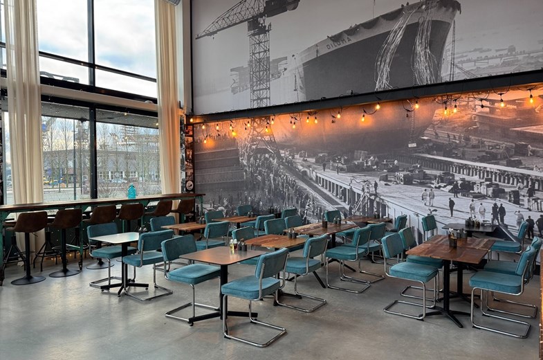 Origineel vergaderen op het NDSM-terrein in Amsterdam met uitzicht op het dok Origineel vergaderen op het NDSM-terrein in Amsterdam met uitzicht op het dok