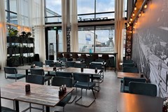 Origineel vergaderen op het NDSM-terrein in Amsterdam met uitzicht op het dok Origineel vergaderen op het NDSM-terrein in Amsterdam met uitzicht op het dok