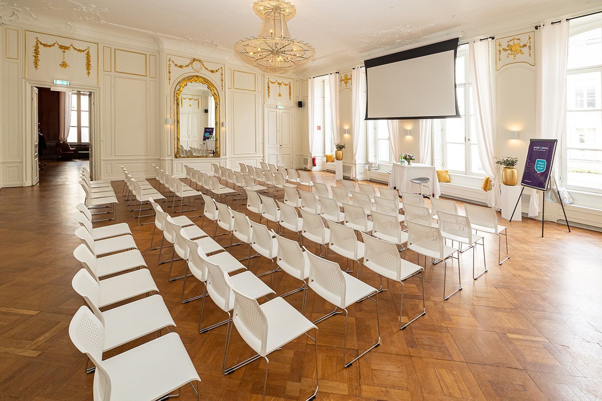 Vergaderen in een 17e-eeuws stadspaleis in Den Haag