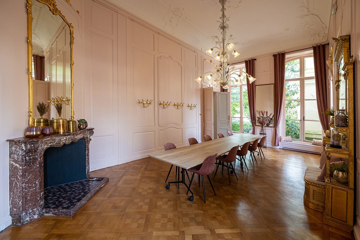 Vergaderen in een 17e-eeuws stadspaleis in Den Haag