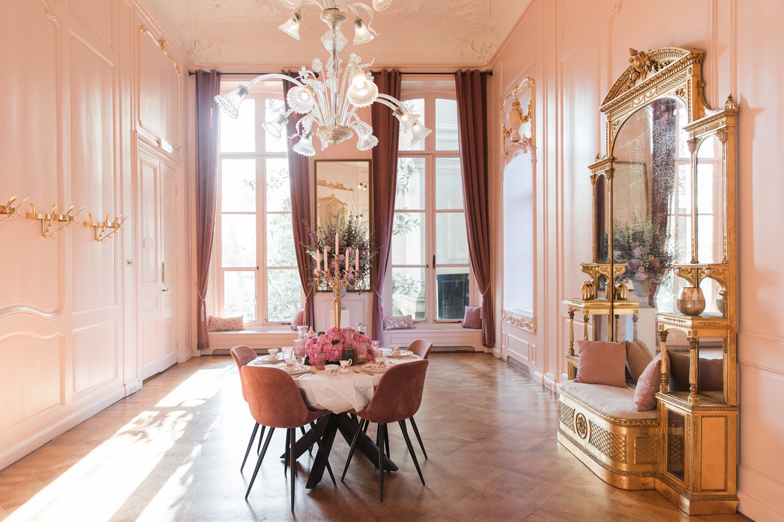 Vergaderen in een 17e-eeuws stadspaleis in Den Haag