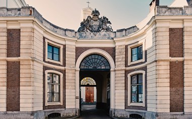 Vergaderen in een 17e-eeuws stadspaleis in Den Haag Vergaderen in een 17e-eeuws stadspaleis in Den Haag