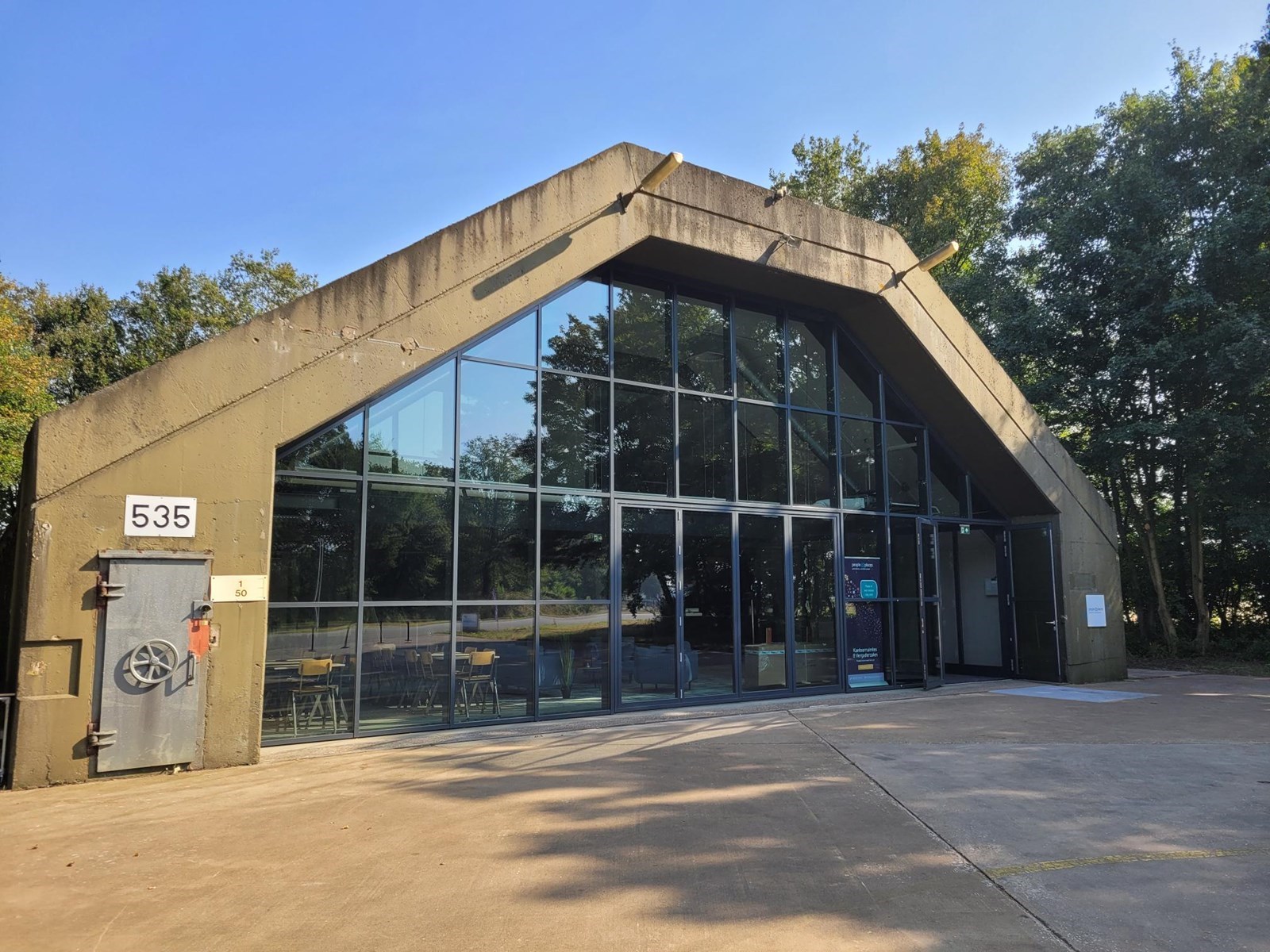 Vergaderen in een voormalige F-16 bunker op Vliegbasis Twente