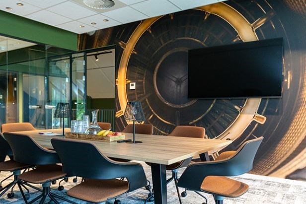 Vergaderen in een voormalige F-16 bunker op Vliegbasis Twente