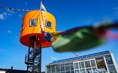 Vergaderen in een Glazen Kas op het dak met uitzicht over de skyline van Amsterdam en het IJ Vergaderen in een Glazen Kas op het dak met uitzicht over de skyline van Amsterdam en het IJ