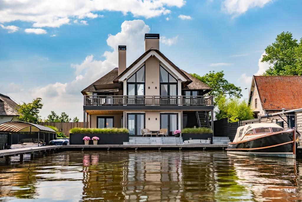Vergaderen in een moderne riet-gedekte design villa uitkijkend over de Grote Plas in Loosdrecht