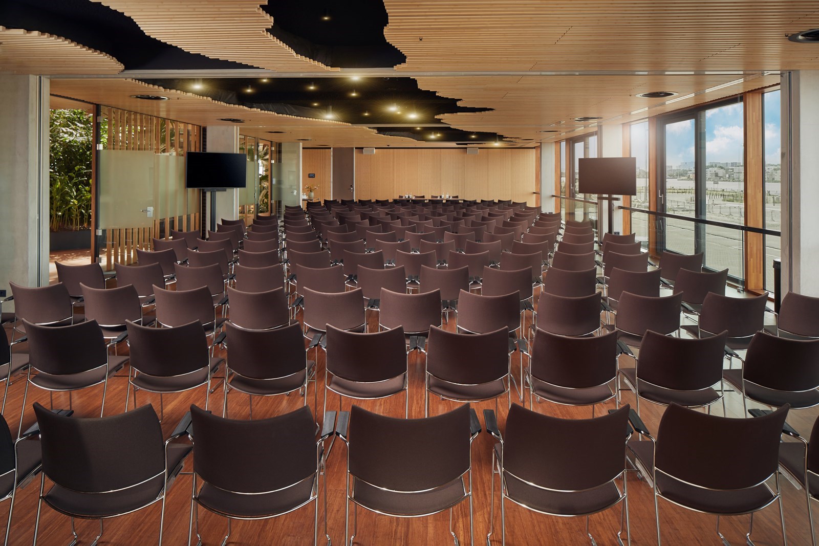 Vergaderen op het Java-eiland in Amsterdam waar vroeger de lijndienst vertrok naar Jakarta