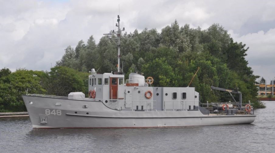 Origineel vergaderen op een historisch marineschip