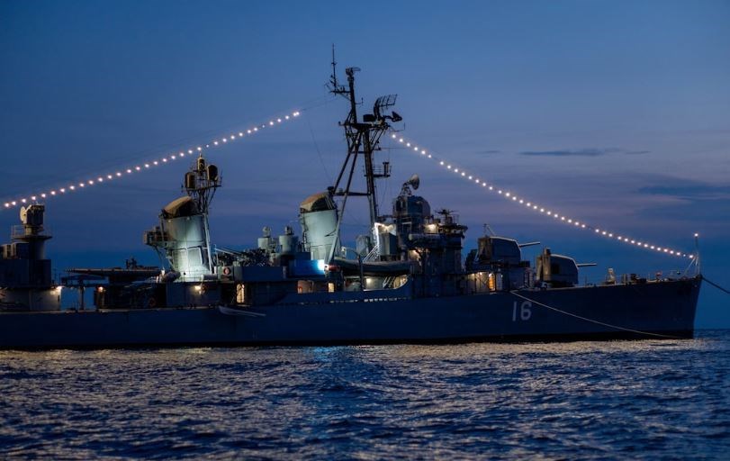 Origineel vergaderen op een historisch marineschip