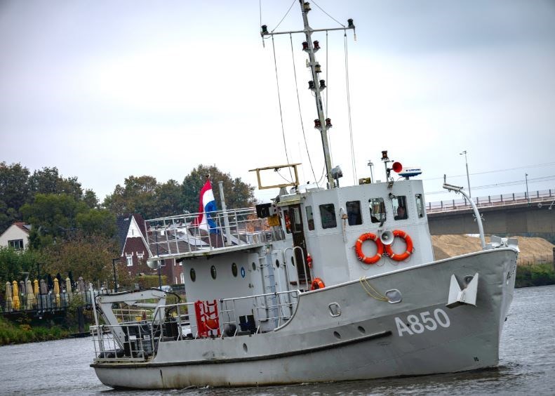 Origineel vergaderen op een historisch marineschip